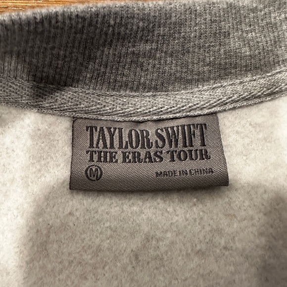 Taylor Swift The Eras Tour Official Tour Sweatshirt | BRAND NEW WITHOUT TAGS - Picture 3 of 4